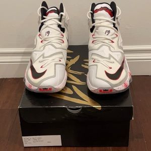 NIKE Men’s LeBron Friday the 13th basketball shoe
